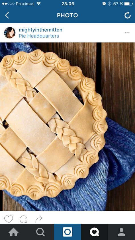 Pie crust design with lattice Pie Garnish Ideas, Fancy Pie Crust, Pie Crust Art, Beautiful Pie Crusts, Crust Designs, Decorative Pie Crust, Garnish Ideas, Pie Ideas, Pie Crust Designs