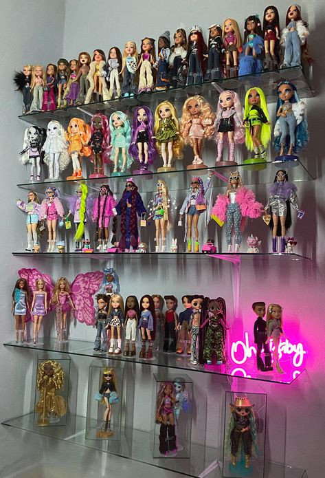 Rainbow High Collection Display, Barbie Doll Collection Display, Bratz Display, My Scene Barbie, Doll Organization, Cute Apple Watch Bands, Dorm Room Inspiration, Collection Display, Goddess Artwork