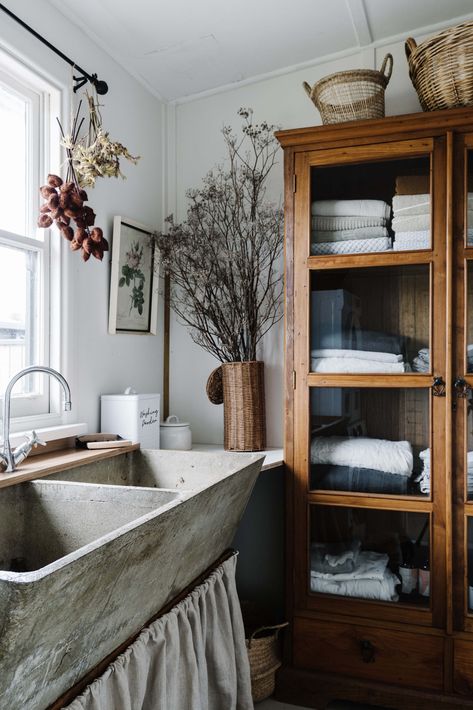 Concrete laundry trough sinks: Where to buy this trending item Cool Laundry Room, Laundry Room Makeover Diy, Laundry Trough, Laundry Storage Ideas, Room Organizers, Country Style Magazine, Diy Laundry Room, Country Laundry Rooms, Vintage Sink