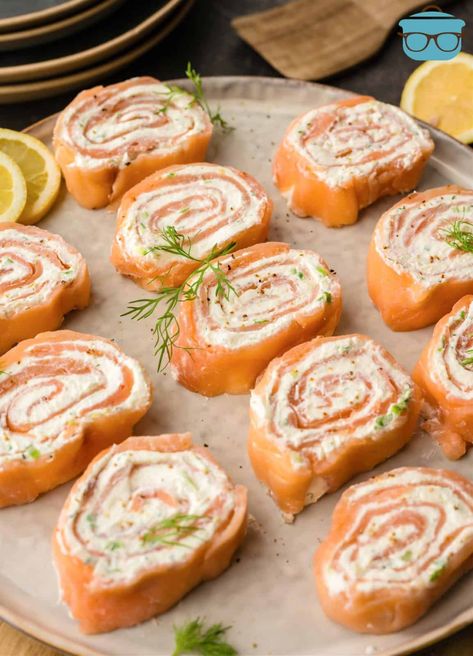 Smoked Salmon Pinwheels, Salmon Pinwheels, Lox And Bagels, Impressive Appetizers, Salmon Roll, Pinwheel Appetizers, Make Ahead Appetizers, Elegant Appetizers, Pinwheel Recipes