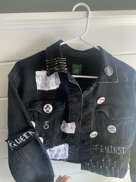 Punk Jean Jacket, Punk Denim Jacket, Emo Jeans, Black Denim Jacket Outfit, Alt Diy, Vest Ideas, Battle Vest, Battle Jacket, Denim Jacket Outfit