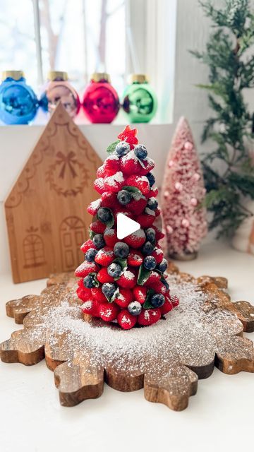 Ashley Savage | Creator | Atlanta, GA on Instagram: "🎄Strawberry Christmas Tree🎄
All you need is a foam cone, strawberries, toothpicks, plastic wrap, mint, powdered sugar, and blueberries. This would be great to bring to a Christmas party or to enjoy on Christmas morning!! It took me about 20 minutes to put together, but well worth it because it was so beautiful and my kids were so impressed! ✨🎄🍓
•
•
•
#christmasbreakfast #christmasideas #christmastree #christmasideasforkids #christmaskitchen #holidaysnack #christmassnacks #christmastreats #christmasvibes #christmasmood #christmas #christmastable #christmasideas" Strawberry Christmas Tree, Food Arrangement, Strawberry Christmas, Cone Dessert, Xmas Goodies, Strawberry Tree, Holiday Snacks, Christmas Food Dinner, Christmas Pink