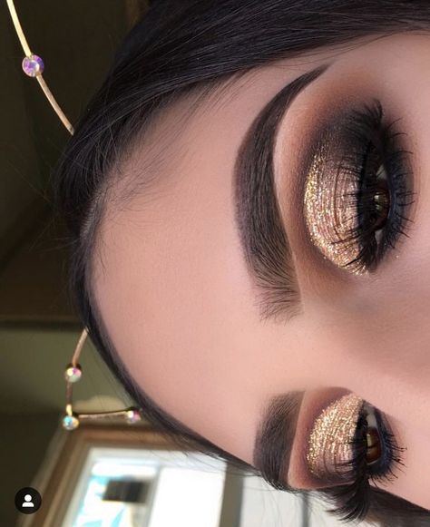 Black And Gold Quince Makeup, Gold And Black Makeup Looks, Makeup Dorado, Black And Gold Makeup, Make Up Gold, Eyebrows Eyelashes, Eyeliner Eyeshadow, Formal Makeup, Beauty Make-up