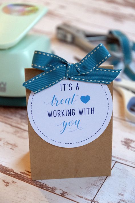 Build morale with a little treat bag for your staff. This blog post includes free printable tags you may download. #freeprintables Coworker Thank You Gift, Parent Appreciation, Employee Thank You, Appreciation Gifts Diy, Staff Appreciation Gifts, Faking It, Free Printable Tags, Free Printable Gifts, Free Printable Gift Tags