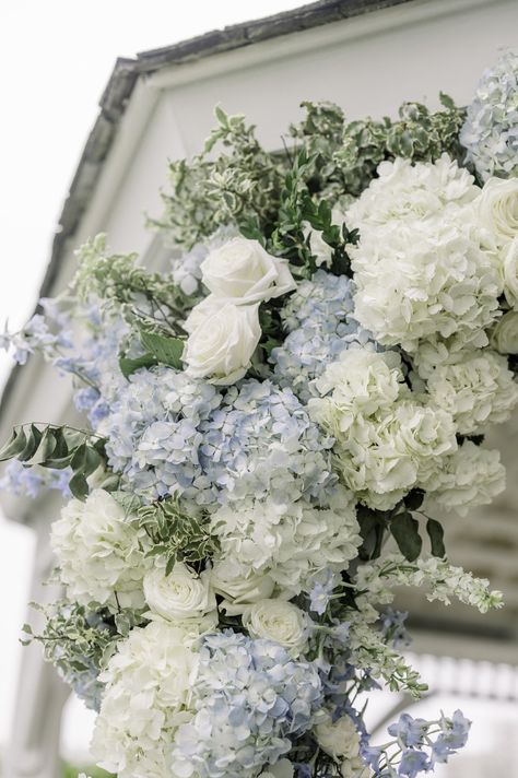 Hydrangea Wedding Color Schemes, Blue Hydrangea Arch Wedding, Flowy Wedding Bouquets, Cascading Hydrangea Bouquet, Coastal Bridal Bouquet, Blue And White Hydrangea Bouquet, Hydrengas Bouquet Ideas, Wedding Flowers Blue And White, Blue And White Wedding Florals