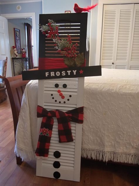 Shutter Projects Christmas, Shutter Christmas Ideas, Vinyl Shutters Repurposed, Christmas Shutters Decor, Christmas Shutter Ideas, Shutter Decor Ideas, Shutter Snowman, Diy Frosty, Old Shutters Decor