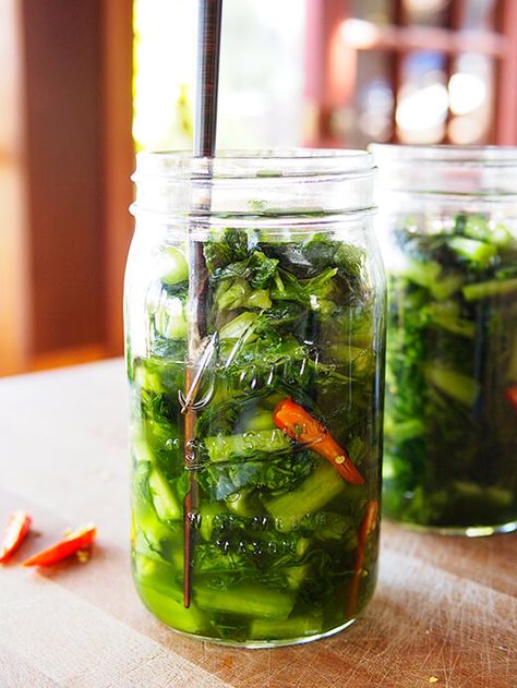 Run a chopstick around the jar to release trapped air bubbles Komatsuna Recipes, Fermented Mustard, Garden Betty, Greens Garden, Pickled Mustard Greens, Lacto Fermented, Vietnamese Style, Fermented Veggies, Laos Food