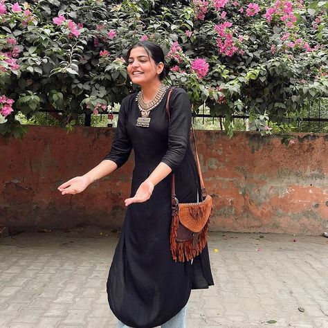 Indian Black Kurti Aesthetic, Kritika Khurana Boho Outfits, Black Saree With Oxidised Jewellery, Oxidised Jewellery Outfit Ideas, Oxidised Jewellery With Western Outfit, Mid Size Indian Outfits, Oxidised Jewellery With Kurti, Rajasthan Outfit, Kurti Fits