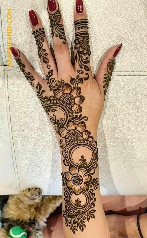 Aesthetic Mehandi Designs Back Hand, Trending Mehndi Designs, Mehndi For Beginners, Hina Designs, Elegant Mehndi, Cone Designs, Henna Design Ideas, Small Henna Designs, New Henna Designs