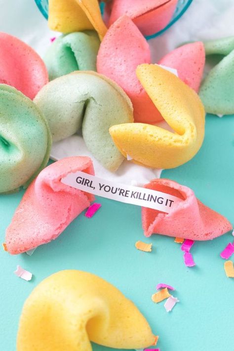 Compliment Cookies - recipe tutorial for making your own DIY fortune cookies in beautiful pastel colors! Chinese Fortune Cookie, Fortune Cookies Recipe, Fortune Cookies, Best Wedding Favors, Snacks Für Party, Almond Cookies, Fortune Cookie, Desserts Recipes, Sweets Desserts