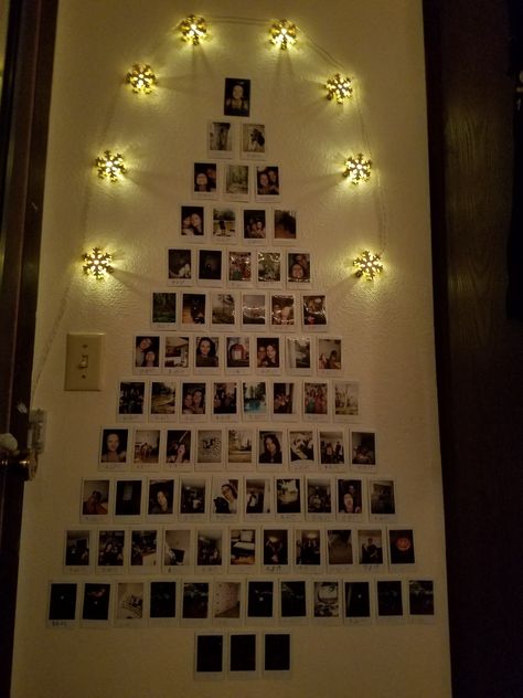 Polaroid Tree Christmas, Christmas Tree With Photos, Polaroid Christmas Tree, Picture Christmas Tree, Polaroid Christmas, Christmas Polaroid, Flat Christmas Tree, Photo Christmas Tree, Christmas Tree Pictures