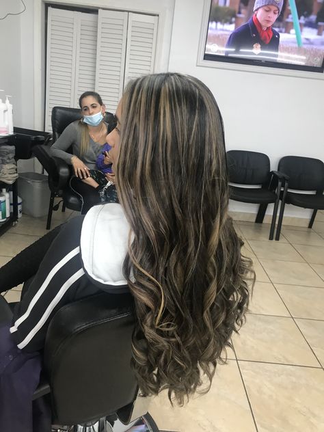 Mexican Mom Hair Color, Latina With Highlights Dark Brown, Black Hair With Highlights Latina, Blonde Highlights On Dark Hair Latina, Mexican Hair Dye Ideas, Latina Hair Dye Ideas, Dirty Blonde Highlights On Black Hair, Latina Hair Highlights, Black Hair With Honey Blonde Highlights