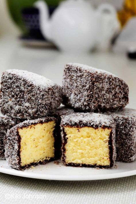 Australian Lamingtons Recipes, Afternoon Tea Ideas Desserts, Lamingtons Recipe Australia, Australian Christmas Recipes, Australian Dessert Recipes, Australian Lamingtons, Christmas Sweets Ideas, Chocolate Lamingtons, Lamington Cake Recipe