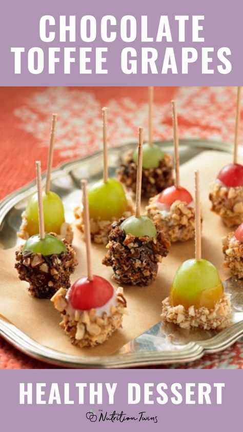 Looking for a healthy dessert idea that still satisfies your sweet tooth? Look no further than these chocolate toffee grapes! These delicious grapes are covered in a rich and decadent chocolate toffee coating, but don't worry - they're still low calorie and perfect for a quick snack or light dessert. Caramel Grape Bites, Grapes Dipped In Caramel, Appetizer With Fruit, Grapes Dipped In White Chocolate, Chocolate Dipped Grapes, Caramel Grapes Recipes, Caramel Dipped Grapes, Carmel Grape Bites, Grapes Recipes Dessert