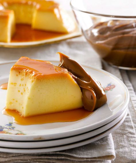 La receta del flan clásico, fácil, rápido y económico. A base de 4 huevos, esta preparación perfumada con vainilla tan simple que no vas a dejar de hacerlo. Antes de empezar una aclaración sobre el mito de los 12 huevos. A mayor cantidad de huevos, más estabilidad y consistencia. Pero no es necesario usar tantos y gastar un dineral ahora que los huevos están tan caros para lograr un buen flan. Además, también varía el tamaño del huevo. De paso te aviso que si son chicos te conviene agregar uno Real Mexican Food, Trifle Pudding, Flan Recipe, Veggie Food, Bakery Desserts, Yummy Sweets, Yummy Food Dessert, Flan, Cooking Time