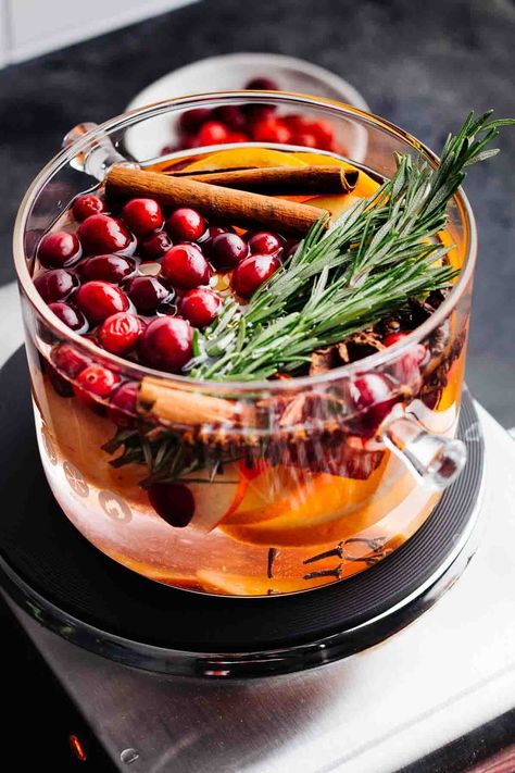 Create a holiday home with this Christmas simmer pot blend. This safe and toxic-free stovetop potpourri will infuse the air with a warming December scent. You can use this Christmas simmer pot every day for several days. - #christmassimmerpot #simmerpot #holidaypotpourri #christmaspotpourri Christmas Steam Pot, Small Crockpot Simmer Pot, Holiday Stovetop Simmer, Holiday Simmer Pot Recipes, Christmas Summer Pot, Christmas Simmer Pot Recipes, Christmas Apple Cider, Christmas Simmer Pot, Holiday Potpourri