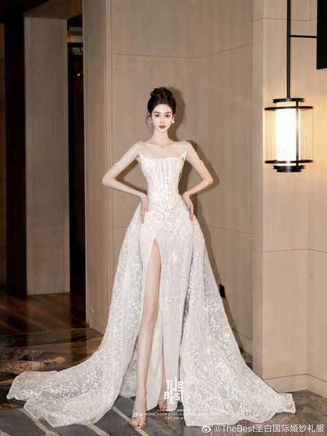 White Glamour Dress, Poses With Dress Outfit Long, Ulzzang Gown, Douyin Wedding Dress, Đầm Dự Tiệc, White Gowns Elegant Classy, Extravagant Gowns, Douyin Dress, Gaun Dress