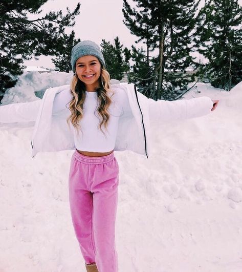 Preppy Ice Skating, Skating Outfit, Ice Skating Outfit, Preppy Winter, Preppy Christmas, Skating Outfits, Winter Pictures, Winter Aesthetic, Cute Fits