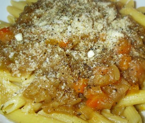 La ricetta della pasta alla genovese napoletana è un primo piatto gustoso e tipico da preparare utilizzando carne, cipolle, e un trito di carote e sedano, vino bianco e olio, con un tempo di cottura di circa 3 ore. Pasta Genovese, Italian Food, Italian Recipes, Macaroni And Cheese, Food Blogger, Good Food, Food And Drink, Sauce, Pasta