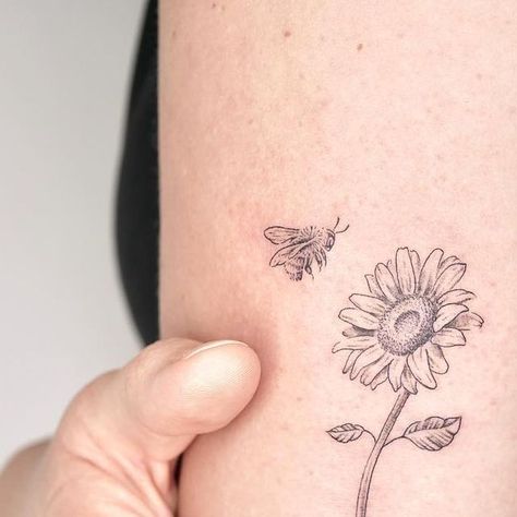 Honey Bee On Flower Tattoo, Honey Bee Tattoo With Flowers, Sunflower With A Bee Tattoo, Sunflower Tattoo With Bee, Sunflower Bee Tattoo Design, Honey Bee Flower Tattoo, Sunflower Bumble Bee Tattoo, Aesthetic Sunflower Tattoo, Sunflower And Bumble Bee Tattoo