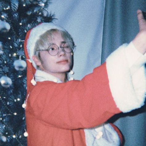 Huening Kai Christmas, Hueningkai Christmas, Hueningkai Polaroid, Huening Kai, Christmas Icons, Korean Aesthetic, Blue Springs, Tomorrow Will Be Better, My Heart Is Breaking