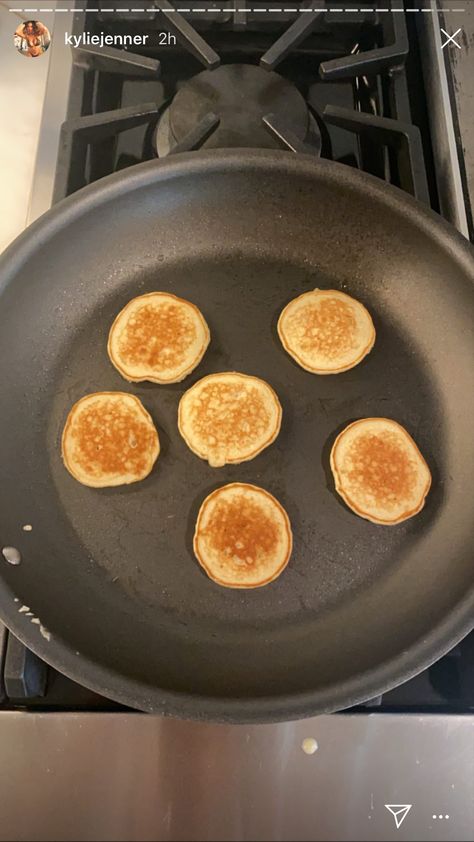 Kylie Jenner Food, Kylie Jenner Diet, Simple Banana Pancakes, Cooking Gifs, Easy Banana Pancake Recipe, Easy Banana Pancakes, Meals For Breakfast, Banana Pancakes Recipe, Mini Bananas