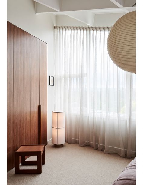 A Mid-Century Renovation That Masterfully Blends Old And New Midcentury Curtains, Mid Century Wardrobe, Mid Century Carpet, Mid Century Renovation, Mid Century Curtains, Mid Century Modern Curtains, 1960s Home, Zen Den, Mid Century Bedroom