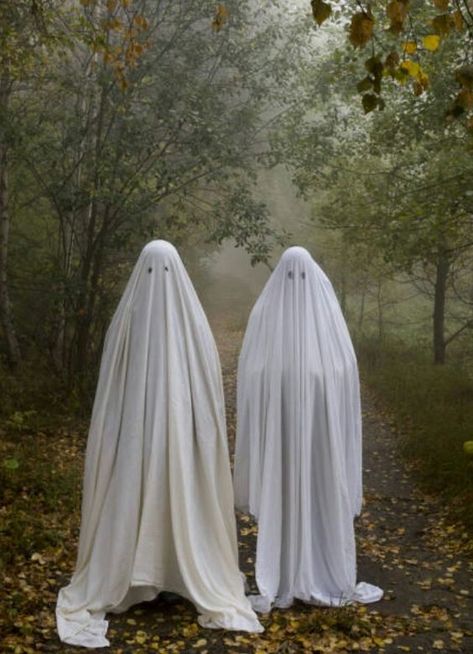 ...it takes two to make a haunting right... Netflix Horror, Horror Series, Sheet Ghost, Apple Spice, Ghost Photography, Outdoors Tattoo, Ghost Pictures, Ghost Photos, Playlist Covers