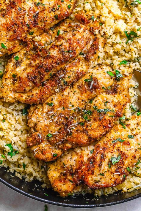 Garlic Butter Chicken with Parmesan Cauliflower Rice - #eatwell101 #recipe Crispy, soft and SO delish! Perfect for when you want to come home to a delicious gluten-free, low-carb dinner. #Garlic #Butter #Chicken #Parmesan #Cauliflower #Rice #glutenfree, l#owcarb #dinner. - #recipe by #eatwell101 Parmesan Cauliflower Rice, Chicken With Parmesan, Parmesan Cauliflower, Garlic Butter Chicken, Chicken And Rice, Chicken Cutlets, Idee Pasto Sano, 200 Calories, Low Carb Dinner