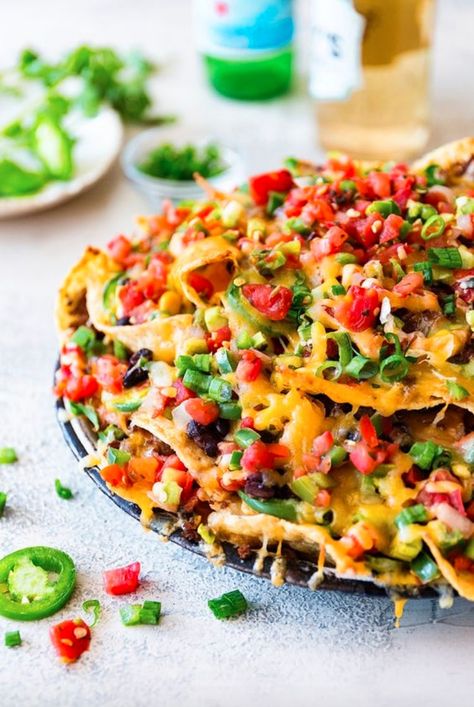 Loaded Nachos Recipe, Mexican Nachos, Nachos Recipe Beef, Beef Nachos, Homemade Nachos, Nachos Recipe Easy, Homemade Salsa Recipe, Mexican Salsa, Loaded Nachos