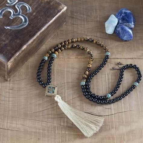 Mala Jewelry, Grey Agate, Eyeglass Chain, Mala Necklace, Bijoux Diy, How To Do Yoga, Glasses Accessories, Stones And Crystals, Reiki