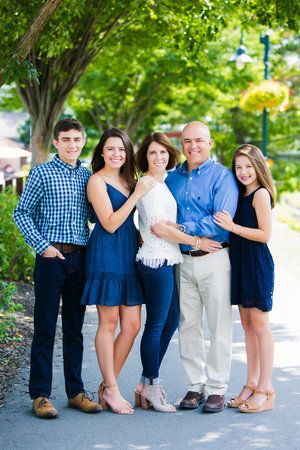 Family Of 5 Poses With Older Kids, Summer Family Picture Outfits, Adult Family Poses, Adult Family Photos, Family Photo Outfits Summer, Family Session Poses, Studio Family Portraits, Family Portrait Outfits, Summer Family Pictures