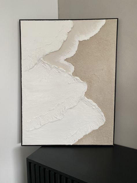 Toile texturée abstraite, imitant le dépôt des vagues sur le sable. Toile en plâtre, tableau en plâtre minimaliste, tableau texturé. Tableau cadre noir pour décoration minimaliste épurée. Peinture texturée en plâtre. Tableau organique. Peinture minimaliste blanc crème sur toile. Décoration d'intérieur. Painting Textured Walls, Abstract Waves, White Minimalist, Textured Waves, Textured Painting, Ocean Painting, 3d Wall Art, Minimalist Painting, Textured Wall Art