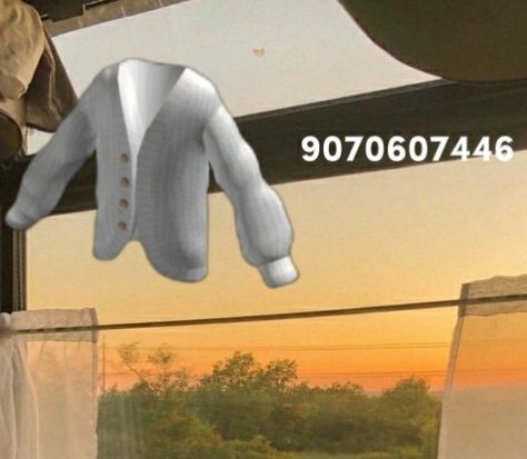 White oversized cardigan✨ Berry Avenue Codes Oversized, Cardigan Bloxburg Code, White Jacket Roblox Code, Sweater Codes For Bloxburg, Roblox White Sweater Codes, Roblox Oversized Shirt Code, Cardigan Codes Berry Ave, Bloxburg Oversized Hoodie Codes, White Jacket Codes Bloxburg