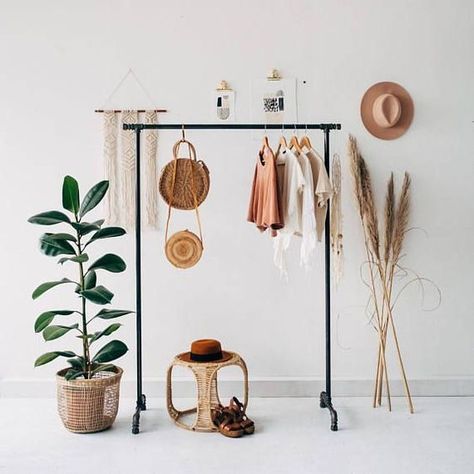 Ruangan Studio, Minimalism Living, Clothing Rack Bedroom, Minimal Interiors, Minimalist Dekor, Rails Clothing, Visual Merchandiser, Minimalist Bedroom Decor, Bedroom Hacks