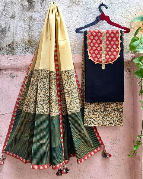 Chunni Designs, Dupatta Designs Ideas, Fancy Dress Material, Simple Kurtis, Dupatta Designs, Simple Dress Casual, Indian Designers, Homemade Bows, Hand Embroidery Dress