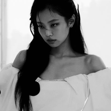 Jennie Kim Queen Crown, Cool Boy Image, Jen Videos, Jennie Kim Blackpink, Mode Kpop, Black Pink Instagram, Blackpink Photos, I Love Girls, White Aesthetic