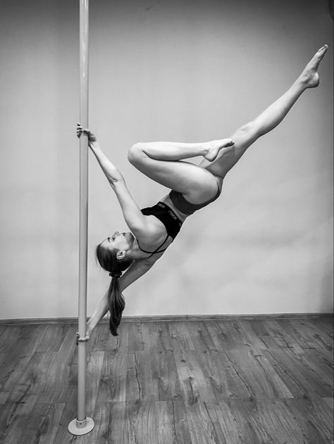 Pole Poses Photo Shoots, Pole Dancing For Beginners, Pool Dance, Pole Tricks, Pole Dance Moves, Pole Dancing Fitness, Pole Art, Pole Dance, Pole Fitness