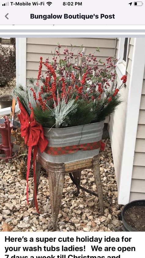 Tub Decor, Bucket Crafts, Christmas Garden Decorations, Winter Planter, Christmas Vignettes, Christmas Front Doors, Christmas Porch Decor, Christmas Decorations Diy Outdoor, Christmas Garden