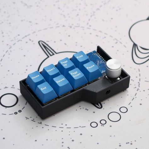 小鍵盤展示間/Small Keyboard Showcase on Instagram: "DogTag macropad in a 3D-printed case + GMK Space Cadet II keycap #GMK #GMKkeycap #mechkeyboard #mechkeyboards #mechanicalkeyboard #mechanicalkeyboards #keycap" 3d Printed Keyboard, 3d Keyboard, Macro Keyboard, Small Keyboard, Space Cadet, Pc Setups, Graphic Design Elements, Key Cap, Mechanical Keyboards