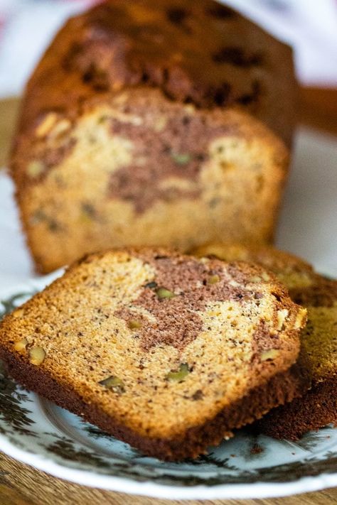 This Cocoa Walnuts Banana Bread recipe is a very popular, delicious and easy to bake that can be made with left over bananas sitting in your kitchen. Cocoa Banana Bread, Recipe With Bread, Recipe For Banana Bread, Deceptively Delicious, Walnut Loaf, Cooking Bananas, Recipe Art, Recipes From Around The World, Banana Powder