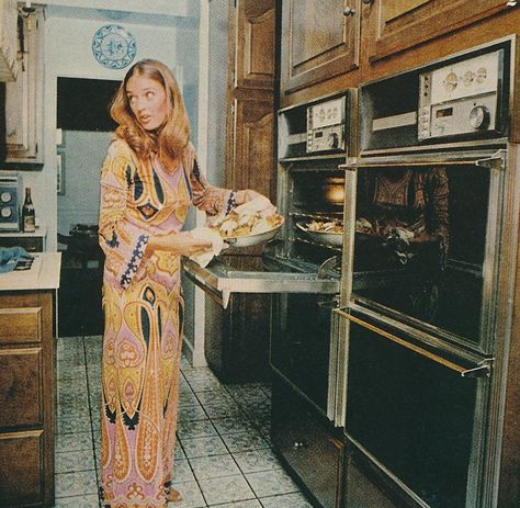 A Paella Party. House & Garden 1971  (I want that dress!) 80s House Wife Aesthetic, 60s Housewife Aesthetic, 1970s Thanksgiving, 1970s Loungewear, 1970s Housewife, 70’s House, Paella Party, 1970s Christmas, 50s Housewife