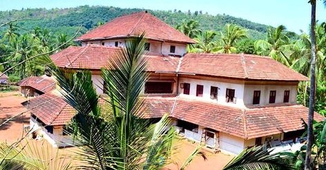 #Ancient #HomeDesign #TraditionalHome #KeralaStyle #Homestyle Manorama Online Kerala Traditional House, Kerala Architecture, Indian Temple Architecture, Indian Home Design, Home Lighting Design, Kerala House Design, Kerala Houses, House Design Pictures, Traditional Houses