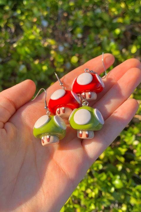 Clay Mario, Pokemon Earrings, Silly Earrings, Super Mario Mushroom, Homemade Earrings, Instruções Origami, Mushroom Earrings, Polymer Earrings, Polymer Clay Jewelry Diy