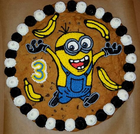 Minions Cookie Cake.  BANANAAAAA! Minion Cookie Cake, Minion Cookies, Giant Cookies, Large Cookies, Cookie Cake Designs, Giant Chocolate Chip Cookie, Cakes Decorating, Birthday Cookie, Cookie Cake Birthday