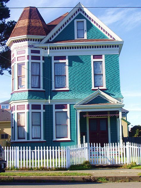 teal house in Northern CA | Flickr - Photo Sharing! Craftsman House Colors, Blue Home Exterior, Victorian House Colors, Teal House, Bay Window Living Room, Victorian Homes Exterior, Victoria House, Brown Roof, Colorful Houses