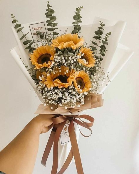 Graduation Flowers Bouquet, Roses Bouquet Gift, Small Wedding Bouquets, Graduation Flowers, Tulips Arrangement, Sunflower Wedding Bouquet, Luxury Flower Bouquets, Flower Bouquet Diy, Boquette Flowers