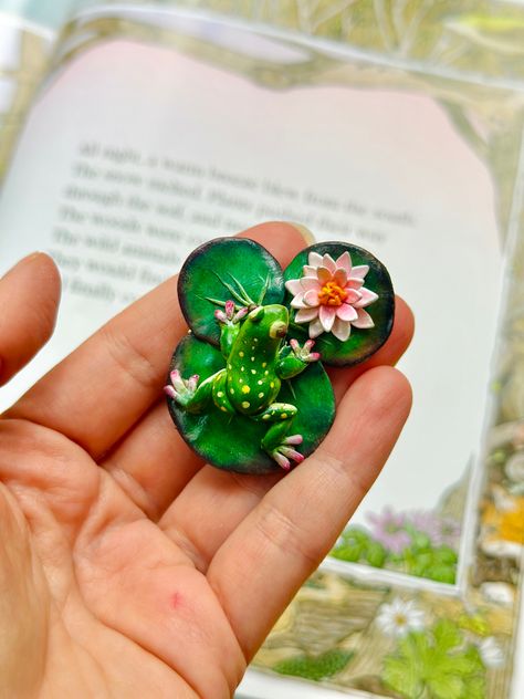 Frog Water Lily Handmade Brooch Clay Crafts Jewelry, Painted Polymer Clay, Ceramic Plates Art, Handmade Rakhi Designs, Polymer Clay Gifts, Clay Magnets, Diy Earrings Polymer Clay, Clay Wall Art, Vase Crafts