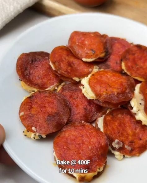 1️⃣ or 2️⃣? Which #recipe by @ketosnackz would you try?👇 1️⃣ Say “YUM” if you would eat these Crunchy cream cheese & pepperoni bites… | Instagram Cream Cheese Pepperoni, Pepperoni Bites, Cream Cheese Sandwiches, Everything But The Bagel Seasoning, Everything But The Bagel, Bagel Seasoning, Baked Cheese, Cheese Bites, Keto Cooking