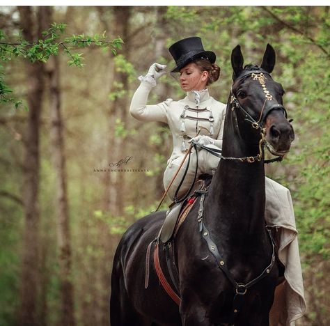 Side Saddle Riding, Horseback Photoshoot, Horse Rider Outfit, Sidesaddle Riding, Female Swordsman, Equestrian Photoshoot, British Country Style, Female Horse, Equestrian Wedding